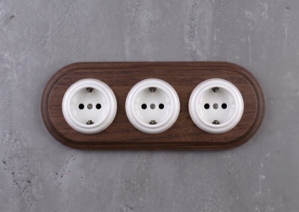 Elhard - Trojitá keramická retro zásuvka domovní s rám SCHUKO 230V bílá/dřevo