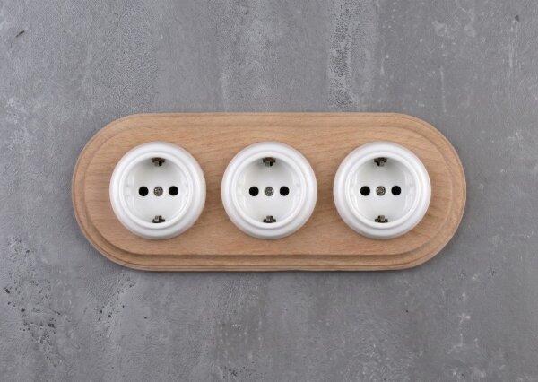 Elhard - Trojitá keramická retro zásuvka domovní s rám SCHUKO 230V bílá/dřevo