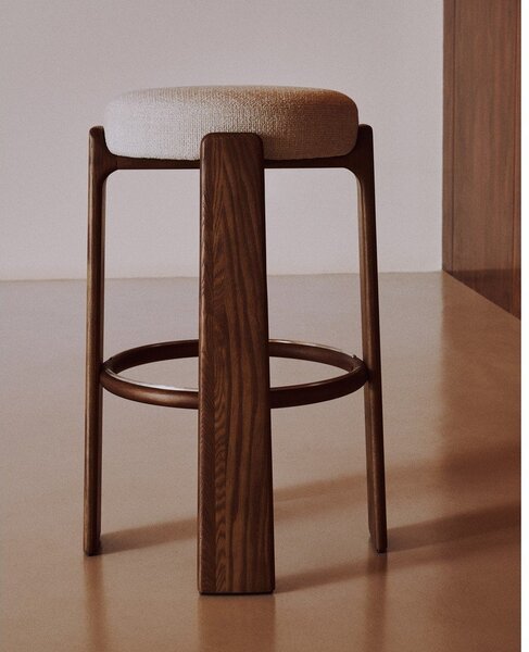 Béžová/v tmavě přírodní barvě barová stolička z jasanového dřeva (výška sedáku 75 cm) Granite – Kave Home