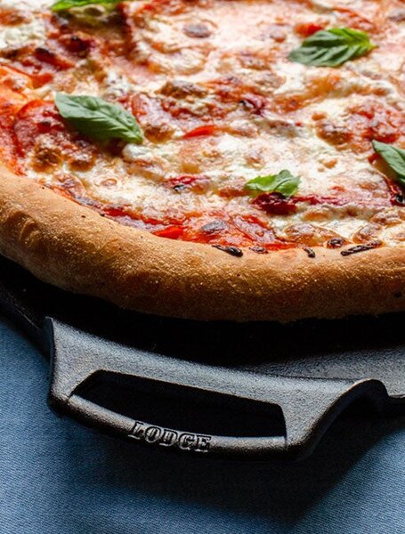 Litinová pizza pánev Lodge 38 cm