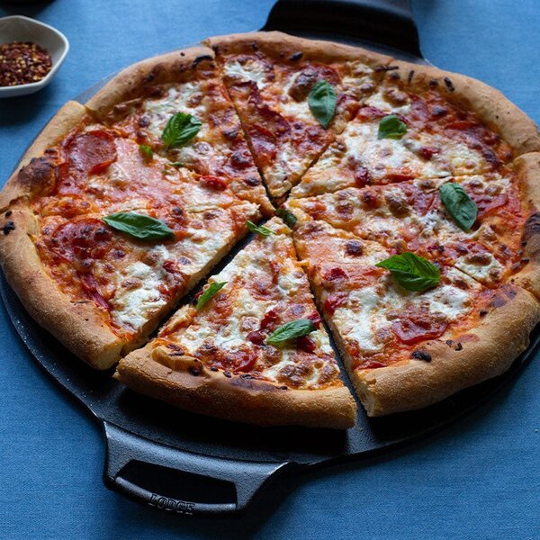 Litinová pizza pánev Lodge 38 cm