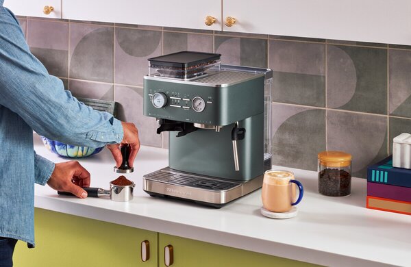 KitchenAid 5KES6551EBK Poloautomatický kávovar , litinový