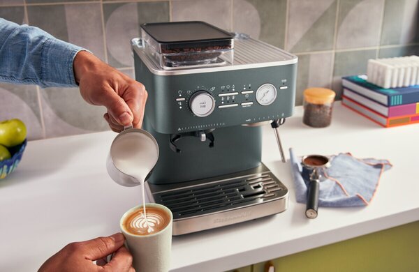 KitchenAid 5KES6551EBK Poloautomatický kávovar , litinový