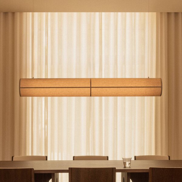 Audo Copenhagen Závěsné svítidlo Hashira Linear, přírodní barva, délka 140 cm, stmívatelný, Krémová / jantar, Obývací pokoj / jídelna, Textil / tkanina / hedvábí