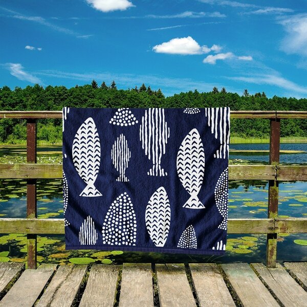 Tmavě modrá plážová osuška 90x180 cm Fish – DecoKing
