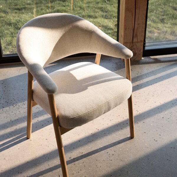 Unique Furniture Krémově bílá jídelní židle Elk s dubovou podnoží