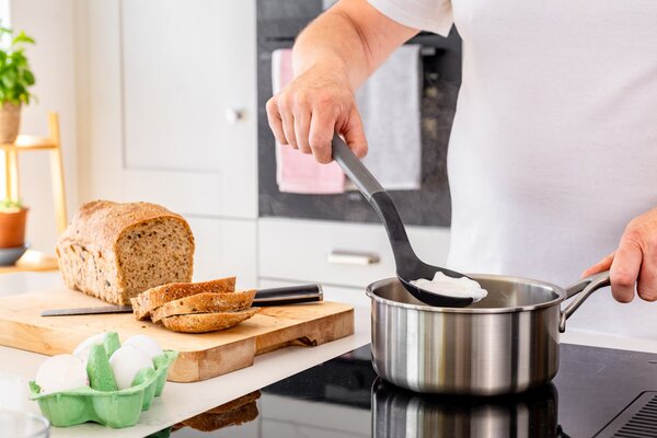 Lžíce na vaření KitchenAid Classic Collection 34 cm děrovaná šedá KHA004OHCHGG