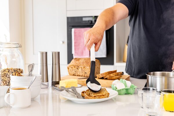 Lžíce na vaření KitchenAid Classic Collection 34 cm děrovaná bílá KHA004OHPNG