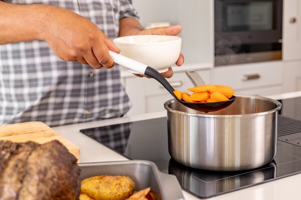 Lžíce na vaření KitchenAid Classic Collection 34 cm děrovaná bílá KHA004OHPNG