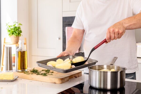 Lžíce na vaření KitchenAid Classic Collection 34 cm děrovaná červená KHA004OHEREG