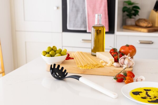 Naběračka na těstoviny KitchenAid Classic Collection 34 cm bílá KHA005OHPNG