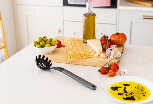 Naběračka na těstoviny KitchenAid Classic Collection 34 cm šedá KHA005OHCHGG
