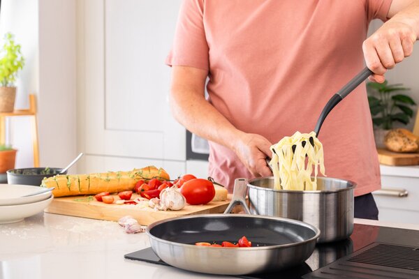 Naběračka na těstoviny KitchenAid Classic Collection 34 cm šedá KHA005OHCHGG