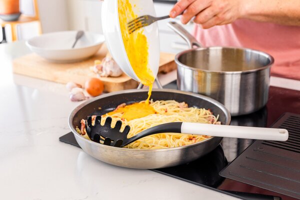 Naběračka na těstoviny KitchenAid Classic Collection 34 cm bílá KHA005OHPNG