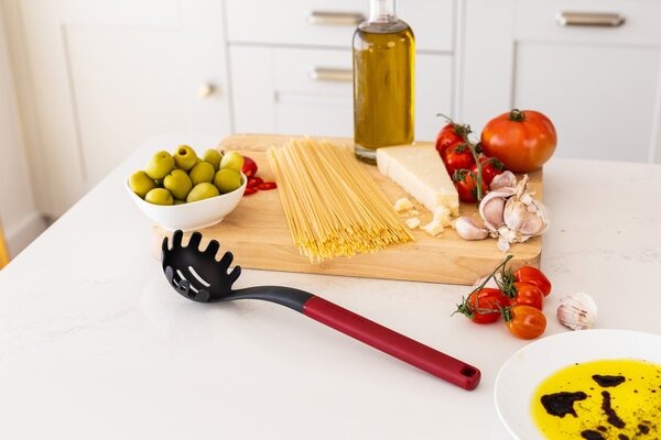Naběračka na těstoviny KitchenAid Classic Collection 34 cm červená KHA005OHEREG