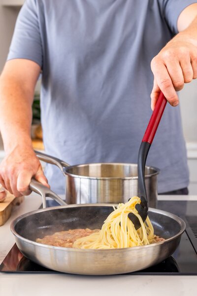 Naběračka na těstoviny KitchenAid Classic Collection 34 cm červená KHA005OHEREG