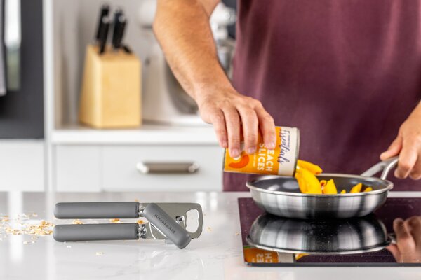 Otvírák na konzervy a lahve KitchenAid Classic Collection šedá KHA199OHCHGG