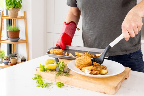 Obracečka s drážkami KitchenAid Classic Collection 34 cm bílá KHA002OHPNG