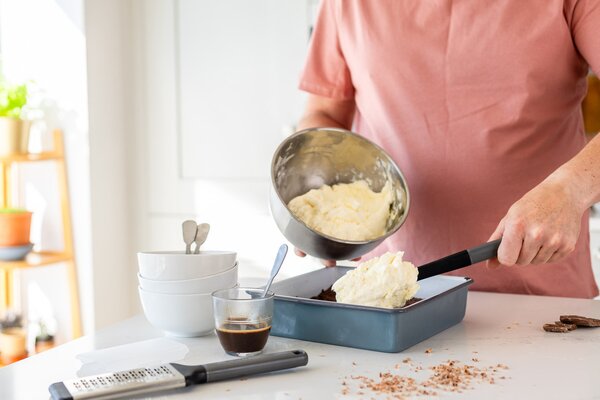 Stěrka nabírací silikonová KitchenAid Classic Collection 30 cm šedá KHA030OHCHGG