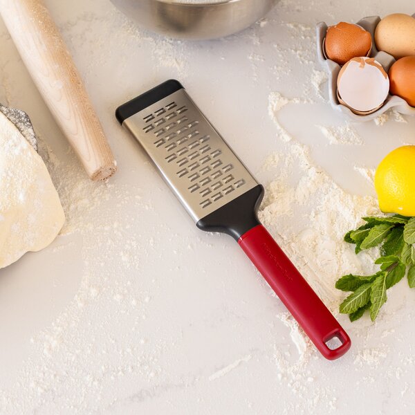 Struhadlo středně hrubé KitchenAid Classic Collection červená KHA320OHEREG