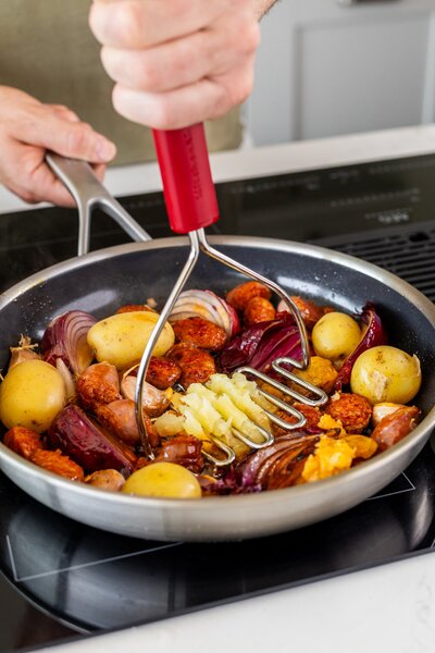 Šťouchadlo na brambory KitchenAid Classic Collection 25,5 cm červená KHA008OHEREG