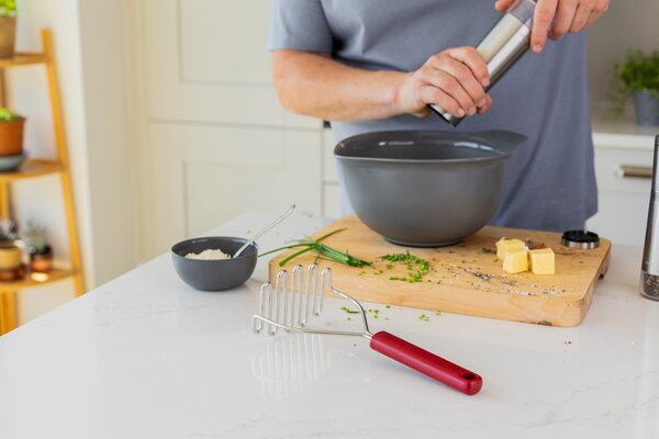 Šťouchadlo na brambory KitchenAid Classic Collection 25,5 cm červená KHA008OHEREG