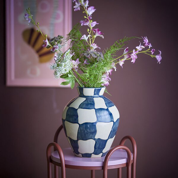 Bloomingville Modro-bílá kameninová váza Check 24 cm