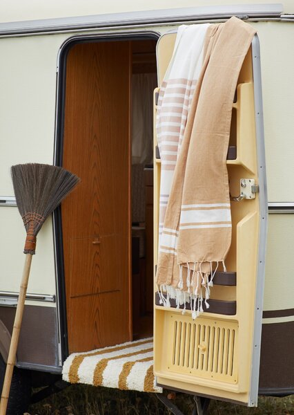 Koupelnová předložka Tufted Mustard Stripe 50 × 80 cm
