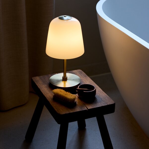 Halo Design Bílá skleněná nabíjecí stolní LED lampa Room 49 28 cm
