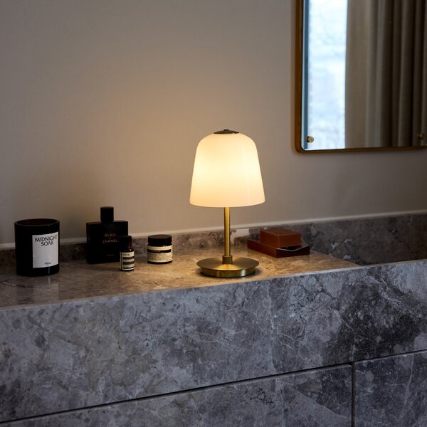 Halo Design Bílá skleněná nabíjecí stolní LED lampa Room 49 28 cm
