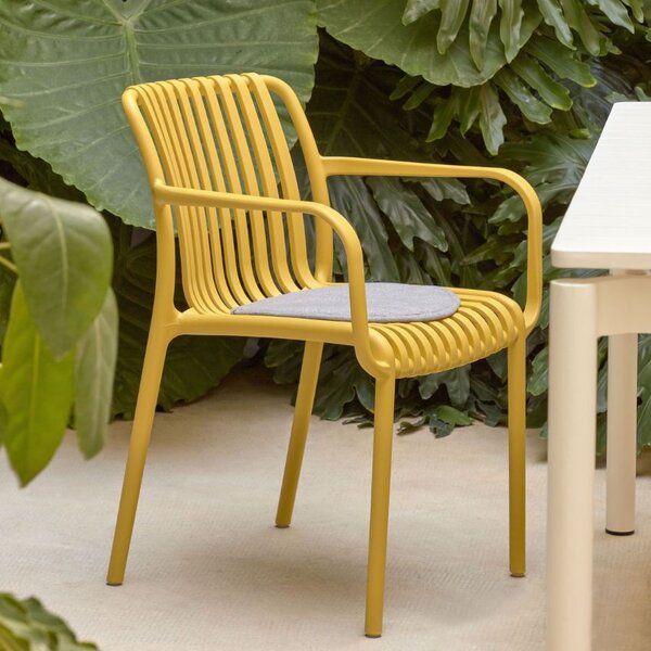 Hořčicově žlutá plastová zahradní židle Kave Home Isabellini