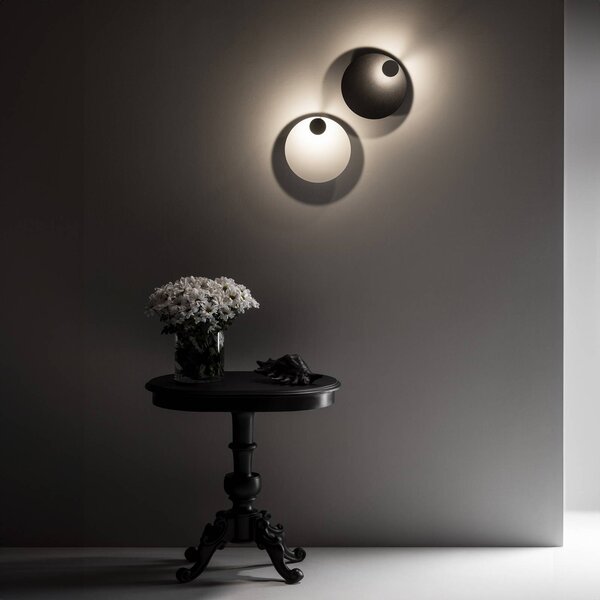 Knikerboker LED nástěnné světlo Pois, černá, Ø 25 cm, stmívatelné, stmívatelný, Černá, Obývací pokoj / jídelna, kov, Design
