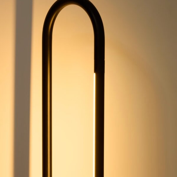 Kave Home Černá kovová stojací LED lampa Bow 120 cm