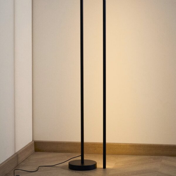 Kave Home Černá kovová stojací LED lampa Bow 120 cm