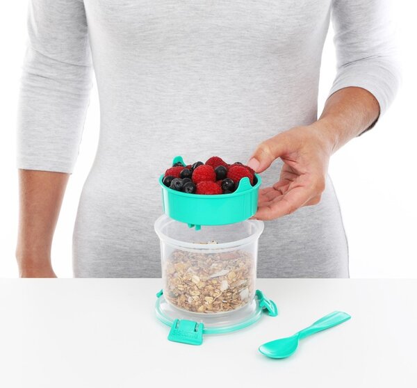 SISTEMA Krabička na jogurt a müsli, 2 komory+lžíce, SISTEMA, 530ml, mix barev Barva krabiček SISTEMA: Zelená