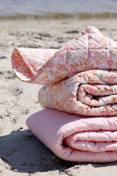 Růžovo-modrý prošívaný přehoz s květy Flowers Aix Quilt - 130*180 cm - Chic Antique