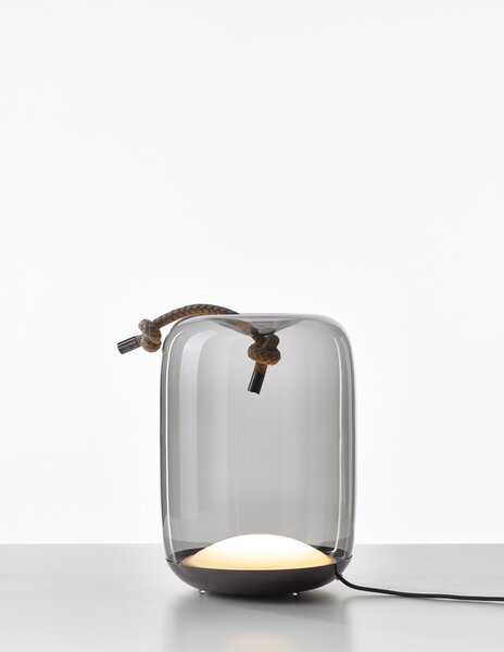 Brokis Designové stolní / stojací svítidlo Knot Cilindro table PC1078 Barva skla: Šedá kouřová - transparentní sklo, Povrchová úprava baldachýnu: Mosaz, Reflektor: Mosaz