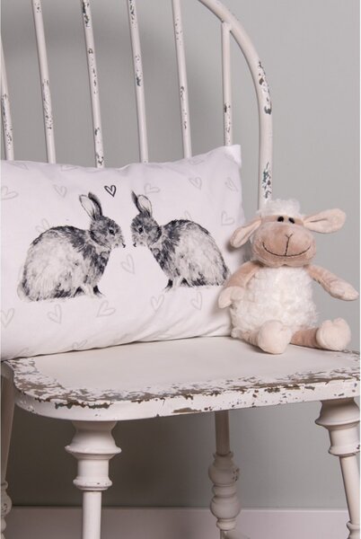 Černo-bílý obdélníkový povlak na polštář s motivem zajíčků Bunnies in Love – 30x50 cm