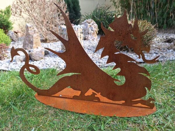 Zahradní kovová dekorace Drak na podstavci corten výška 40 cm
