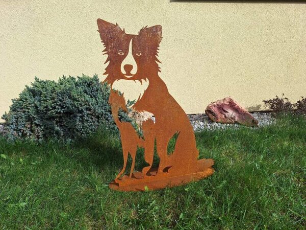 Zahradní kovová dekorace Pes velký na podstavci corten výška 60 cm
