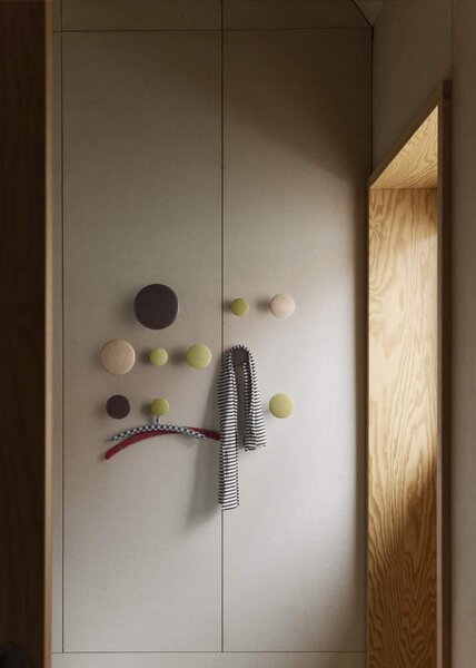 Muuto Věšák The Dots M, brown red