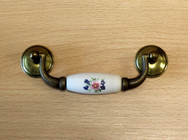11130- úchyt visací 96mm staromosaz-porcelán. kytka