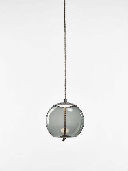 Brokis Designové LED závěsné svítidlo Knot Sfera Small, PC1035 Barva skla: Šedá kouřová - transparentní sklo, Povrchová úprava baldachýnu: Mosaz, Povrch reflektoru: Mosaz