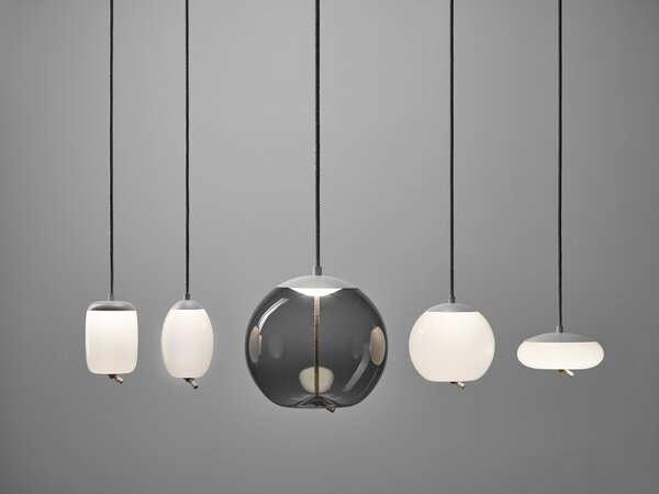 Brokis Designové závěsné svítidlo Knot Disco Small, PC1037 Barva skla: Transparentní číré sklo, Povrchová úprava baldachýnu: Mosaz, Povrch reflektoru: Mosaz