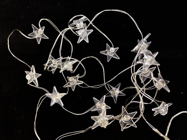 Vnitřní LED vánoční mini řetěz s hvězdičkami na baterie – různobarevná, 2 m, 20 LED