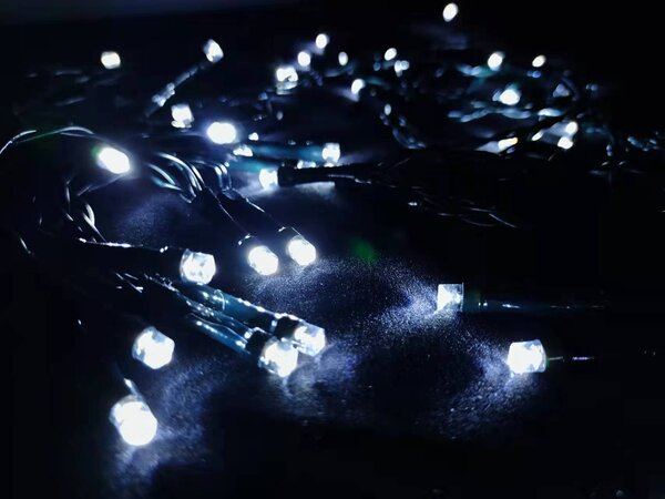 Vnitřní vánoční LED řetěz na baterie - studená bílá, 2m, 20 LED