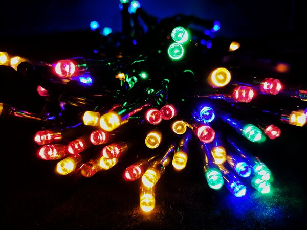 Vnitřní vánoční LED řetěz na baterie - různobarevná, 2 m, 20 LED
