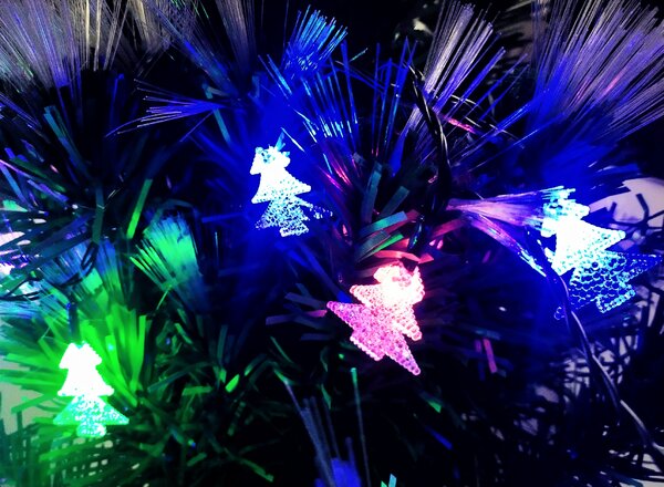 Vánoční řetěz s LED diodami ve tvaru stromečků - různobarevná, zelený kabel, 6m, 50 LED