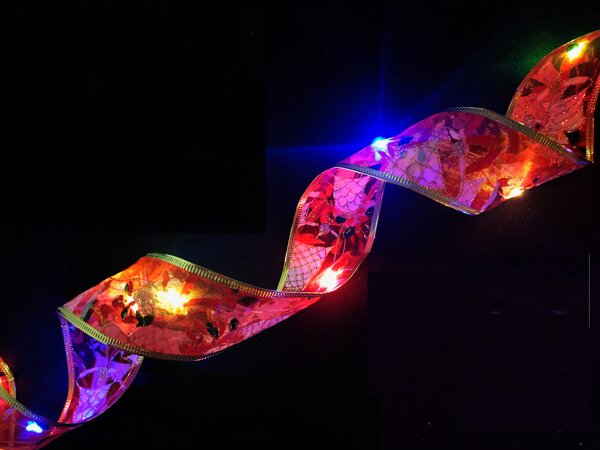 Vánoční stuha s LED osvětlením na baterie – 3 m, vícebarevná