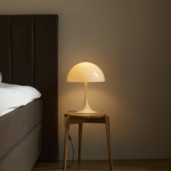 Louis Poulsen stolní lampa Panthella 320, béžová, Ø 32 cm, E14, Krémová / jantar, Obývací pokoj / jídelna, Plast, Moderní